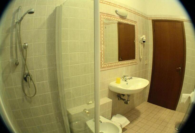 חדר סטנדרט לשלושה, Savoia E Campana