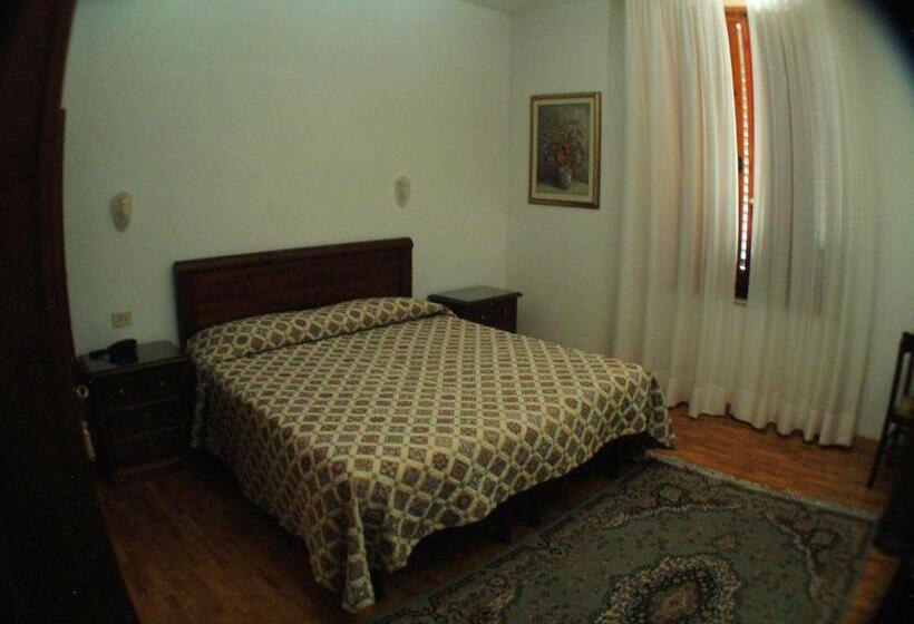 חדר סטנדרט לשלושה, Savoia E Campana