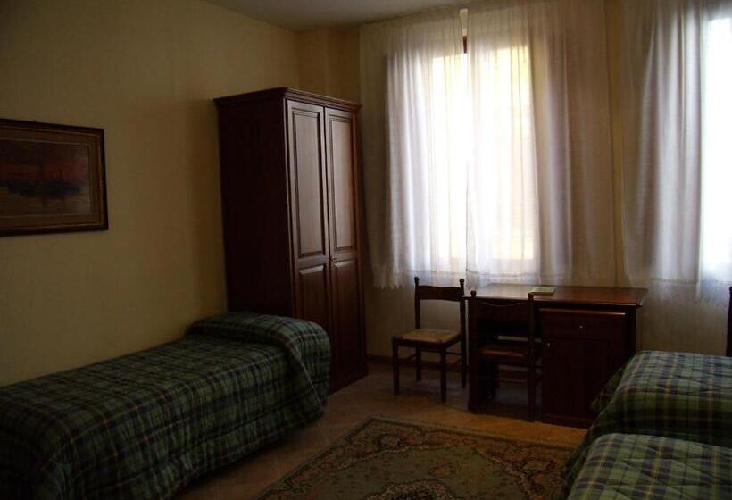 חדר סטנדרט לארבעה, Savoia E Campana