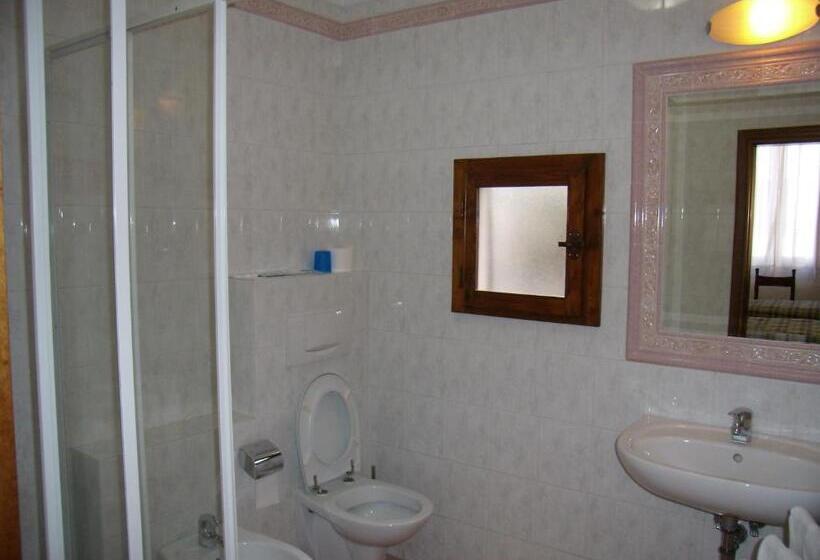 חדר סטנדרט לארבעה, Savoia E Campana