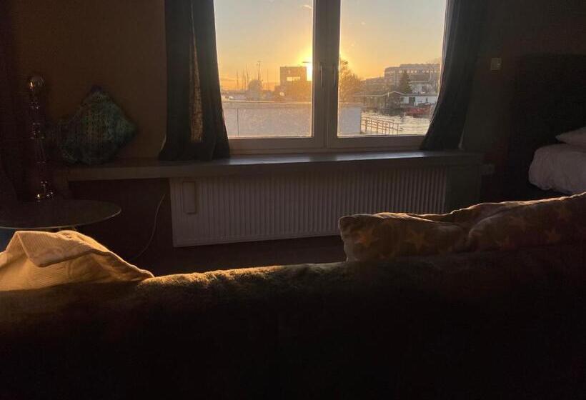 带大床的标准间, Amster Houseboat Bed Without Breakfast