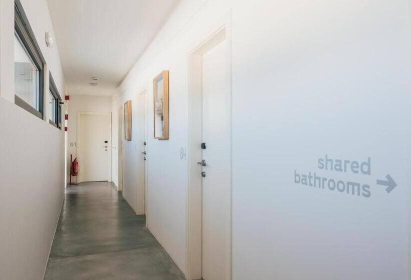 ルームシェアのワンベッド, Mute Hostel Porto Covo