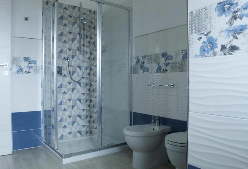 غرفة قياسية مزوَّدة بشُرفة, Costeras