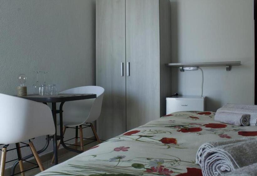 غرفة قياسية مزوَّدة بتراس, Costeras