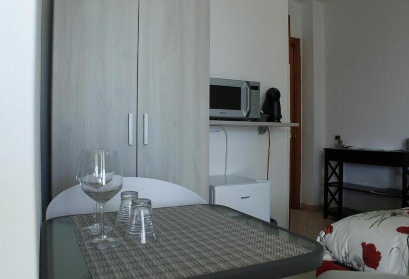 غرفة قياسية مزوَّدة بتراس, Costeras