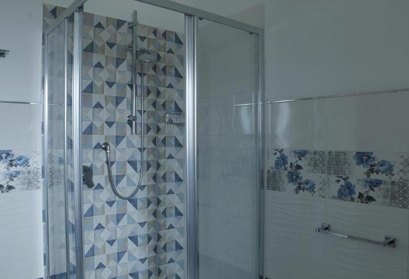 غرفة قياسية مزوَّدة بشُرفة, Costeras