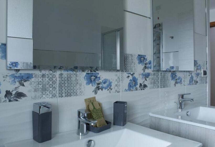 غرفة قياسية مزوَّدة بشُرفة, Costeras