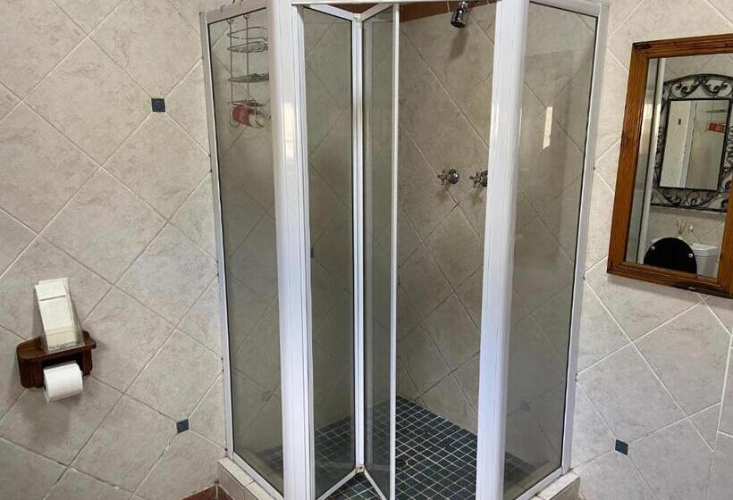 اتاق خانوادگی, Waterloo Guest House