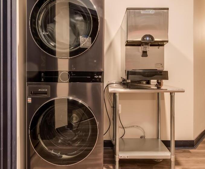 إستوديو سوبيريور, The Port Of Prescott Boutique