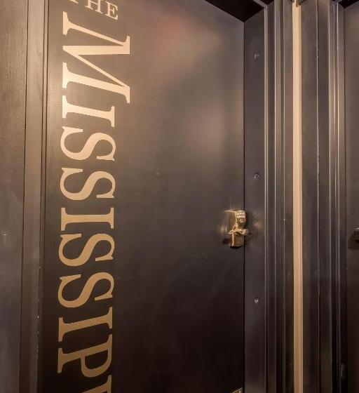 إستوديو سوبيريور, The Port Of Prescott Boutique