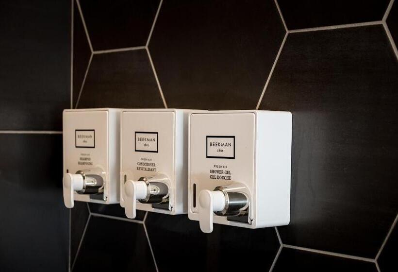 إستوديو سوبيريور, The Port Of Prescott Boutique