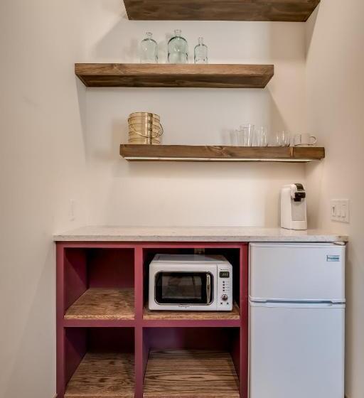 جناح سرير كينج, The Port Of Prescott Boutique