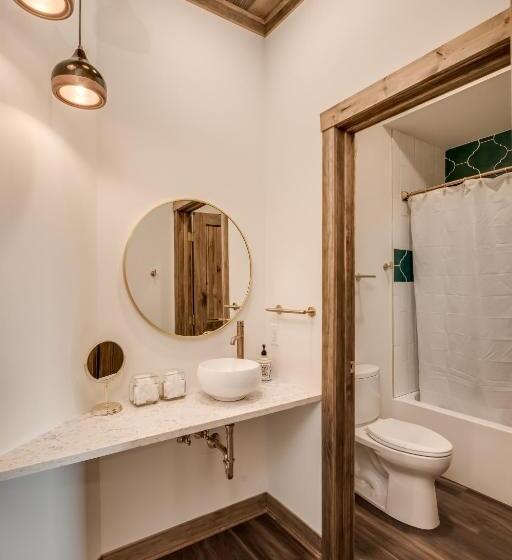 إستوديو سوبيريور, The Port Of Prescott Boutique