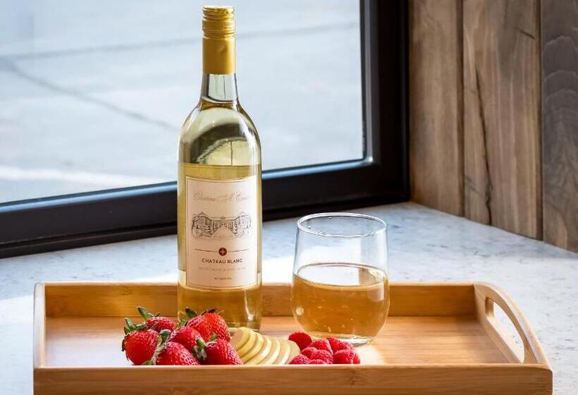 إستوديو سوبيريور, The Port Of Prescott Boutique