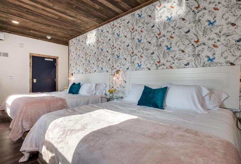 إستوديو سوبيريور, The Port Of Prescott Boutique