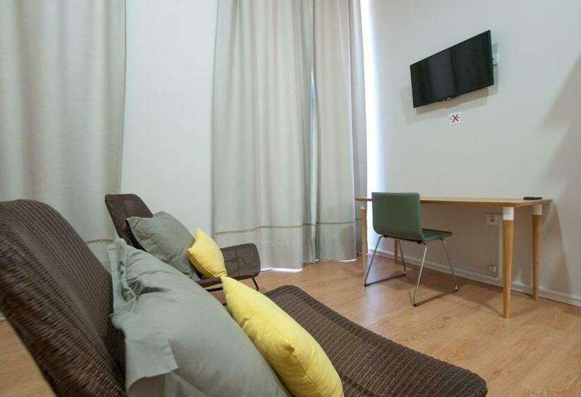 اتاق لوکس با بالکن, Urban Suites