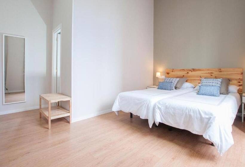 اتاق لوکس با بالکن, Urban Suites