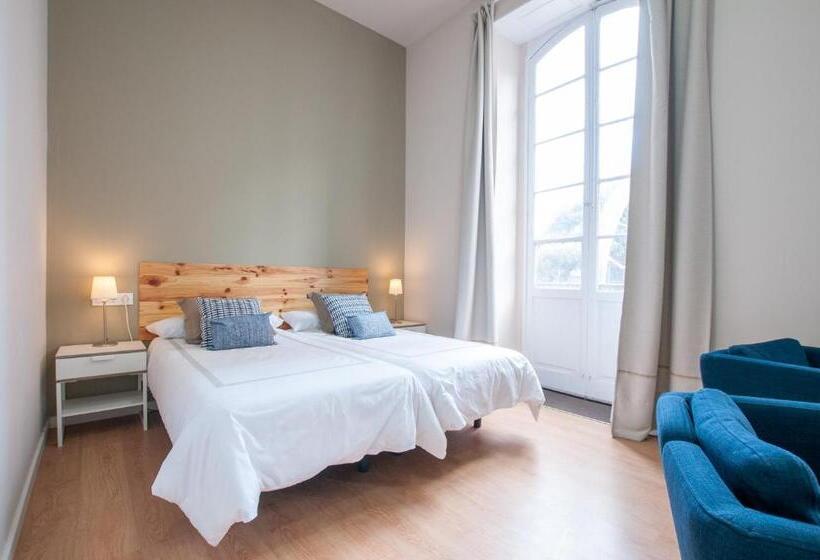 اتاق لوکس با بالکن, Urban Suites