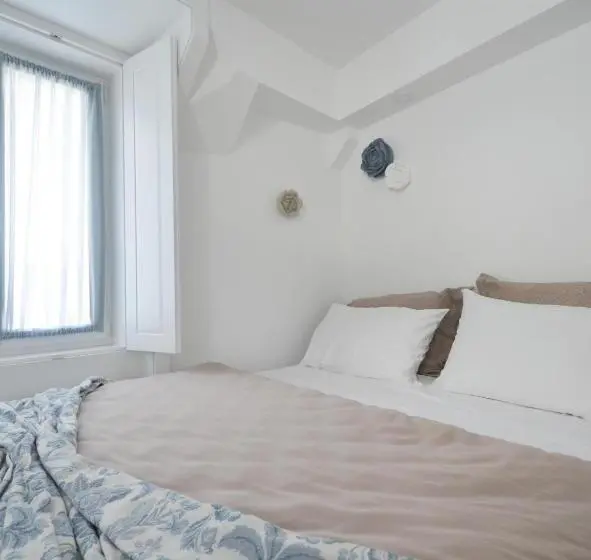 استودیوی استاندارد, A Botoeira Da Praça Guest House