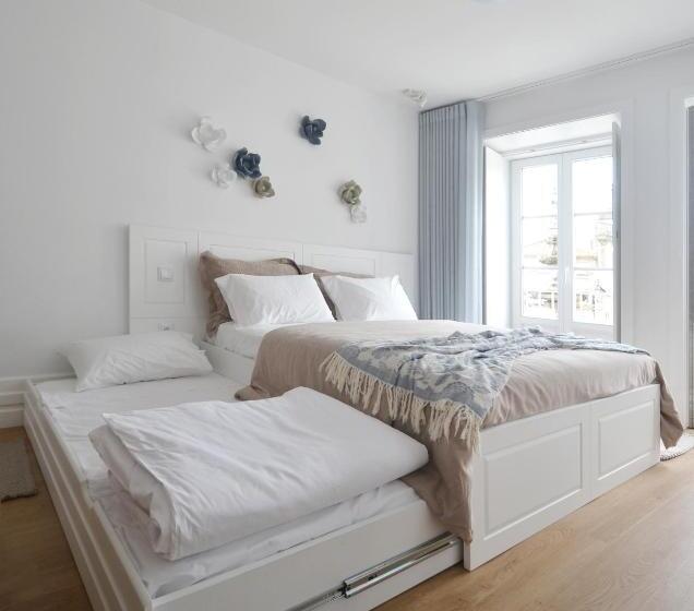 استودیوی سوپریور, A Botoeira Da Praça Guest House