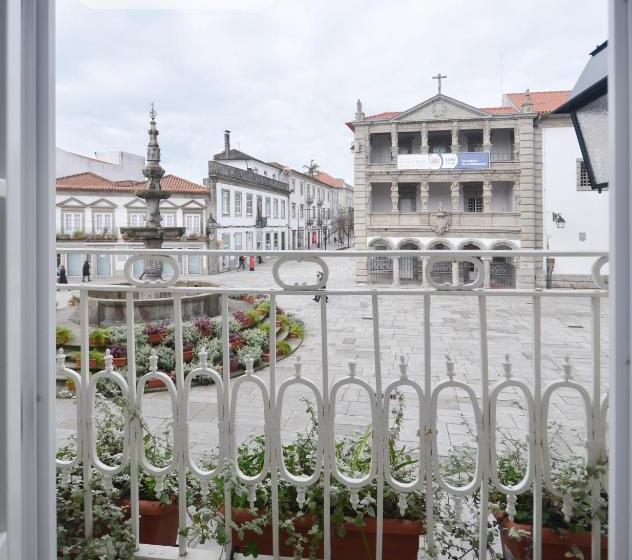 استودیوی سوپریور, A Botoeira Da Praça Guest House