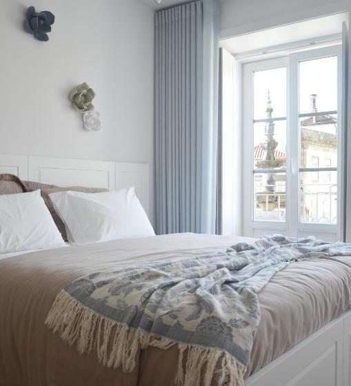 استودیوی سوپریور, A Botoeira Da Praça Guest House