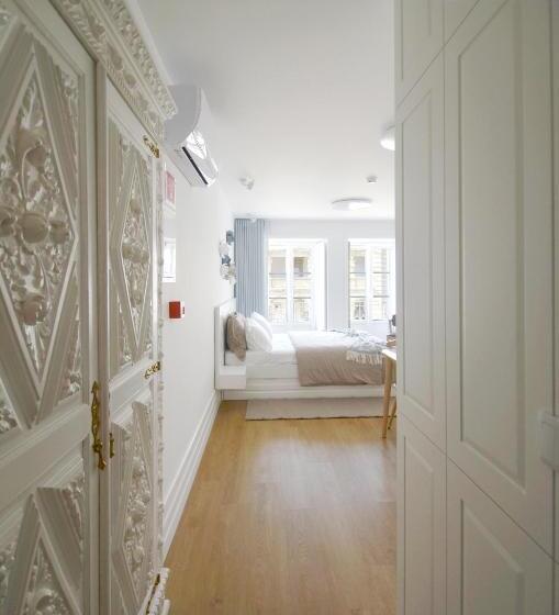 استودیوی سوپریور, A Botoeira Da Praça Guest House