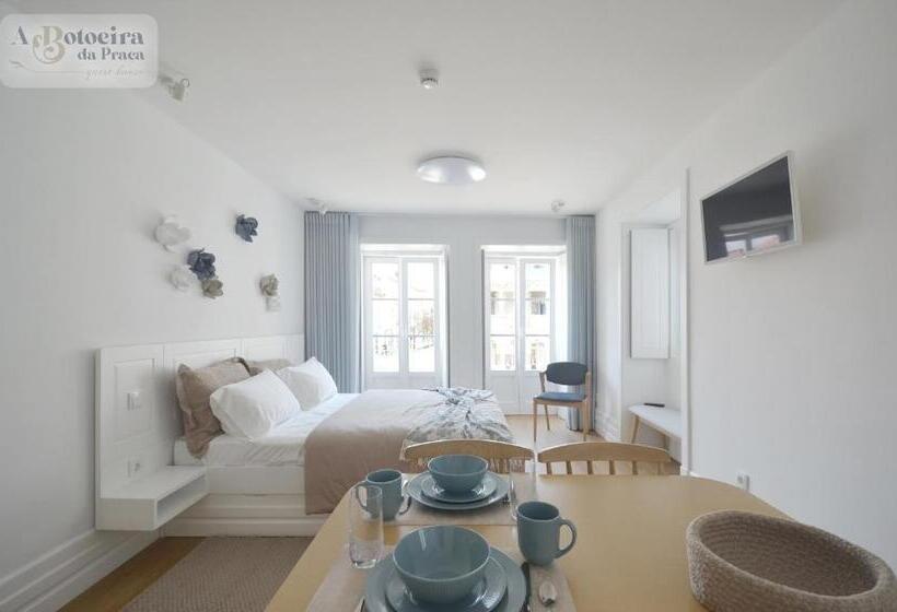 استودیوی سوپریور, A Botoeira Da Praça Guest House