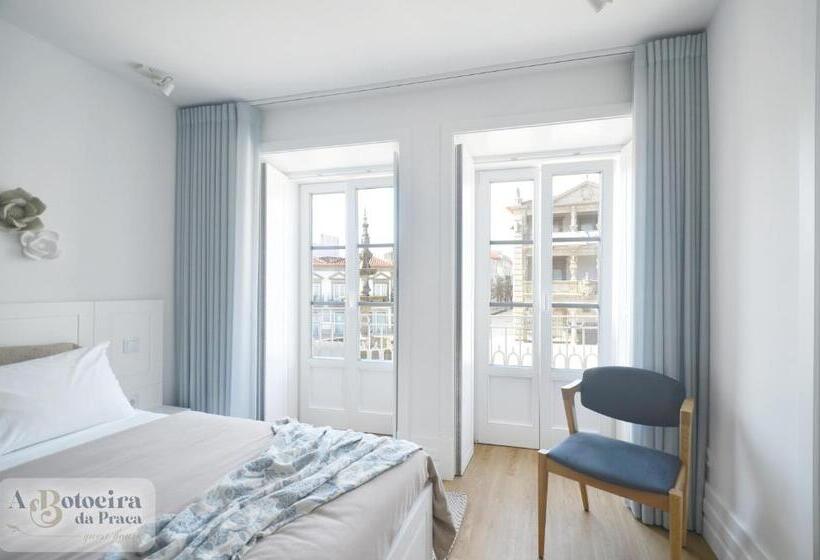 استودیوی سوپریور, A Botoeira Da Praça Guest House