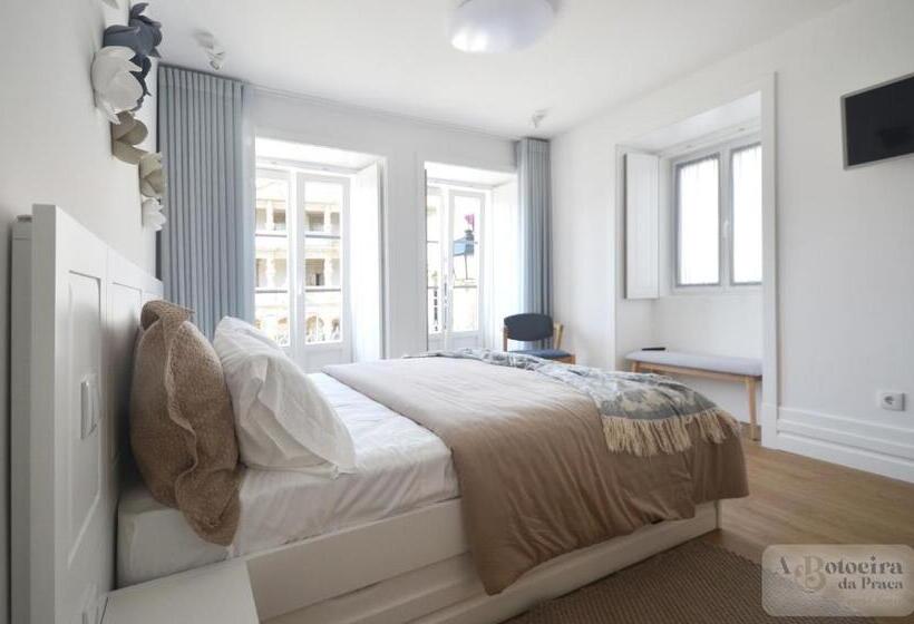 استودیوی سوپریور, A Botoeira Da Praça Guest House