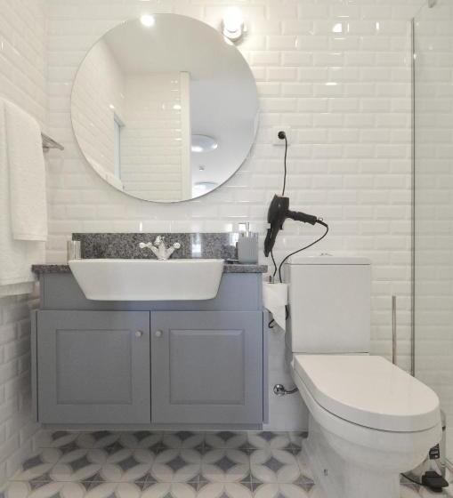 استودیوی سوپریور, A Botoeira Da Praça Guest House