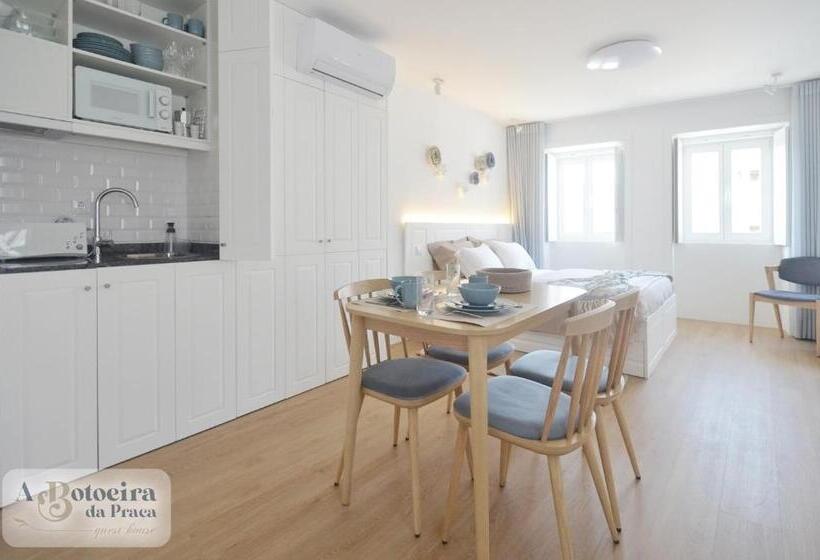 استودیوی سوپریور, A Botoeira Da Praça Guest House