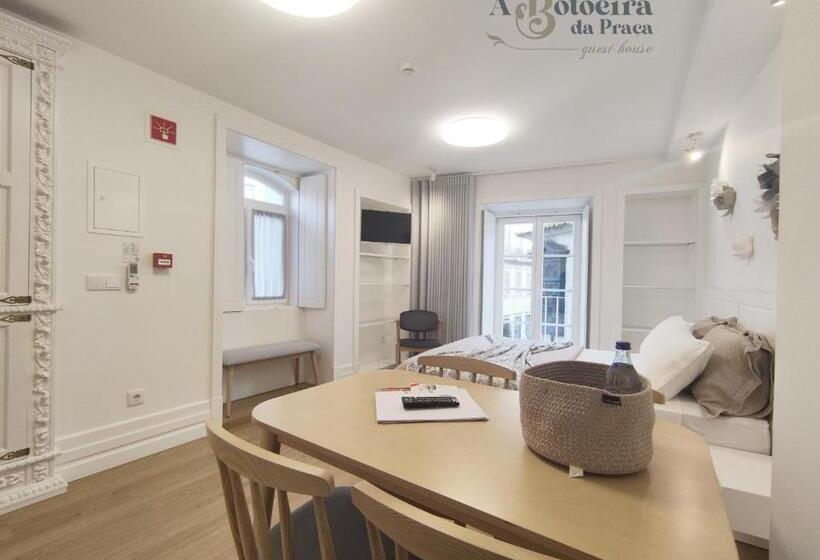 استودیوی استاندارد, A Botoeira Da Praça Guest House
