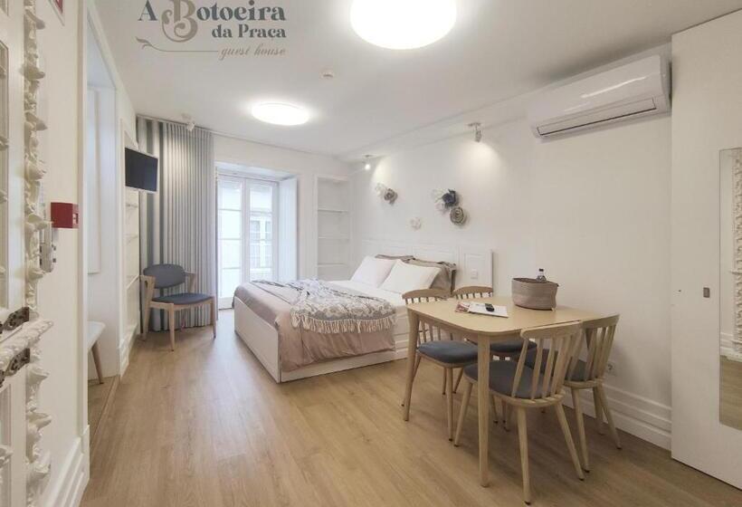 استودیوی استاندارد, A Botoeira Da Praça Guest House