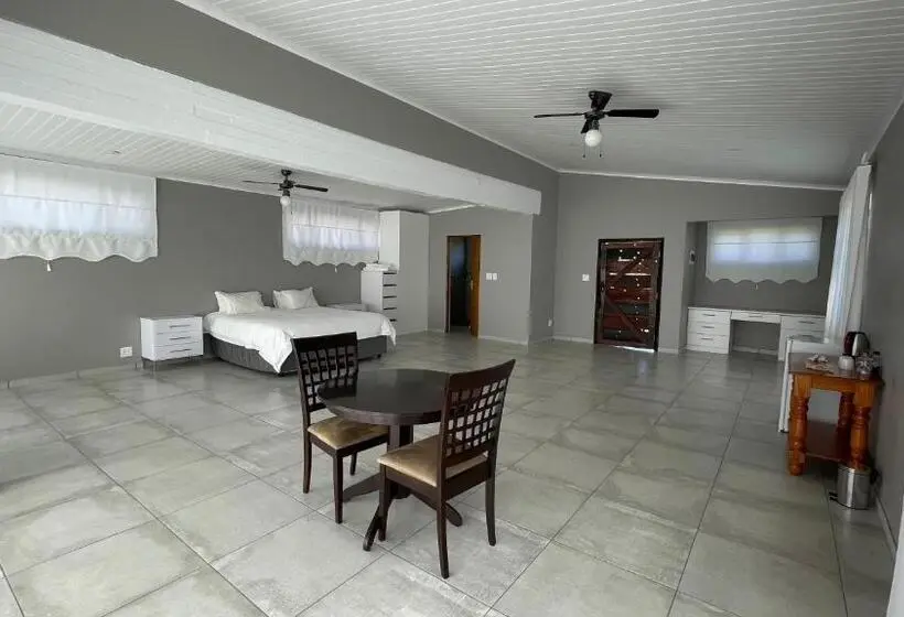 Suite with lake view, The Vaal Guesthouse
