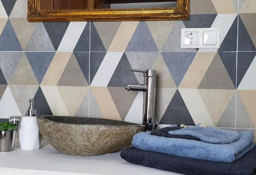 غرفة ديلوكس, Tisza White House