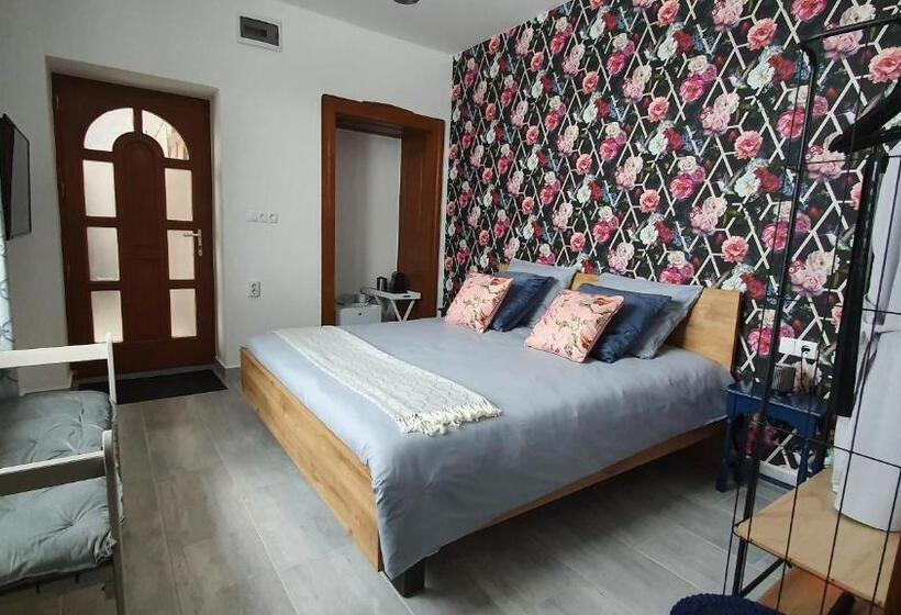 غرفة ديلوكس, Tisza White House