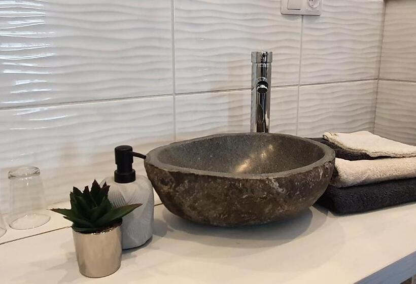 غرفة ديلوكس رباعية, Tisza White House