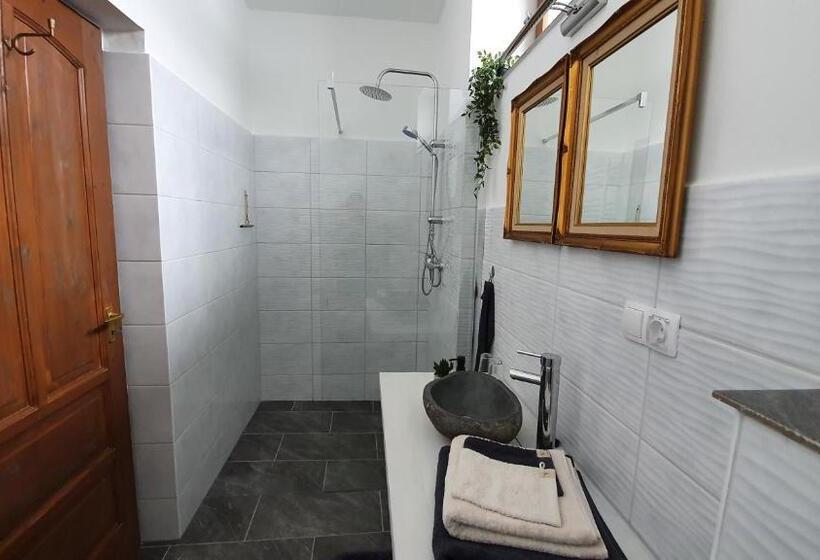 غرفة ديلوكس رباعية, Tisza White House