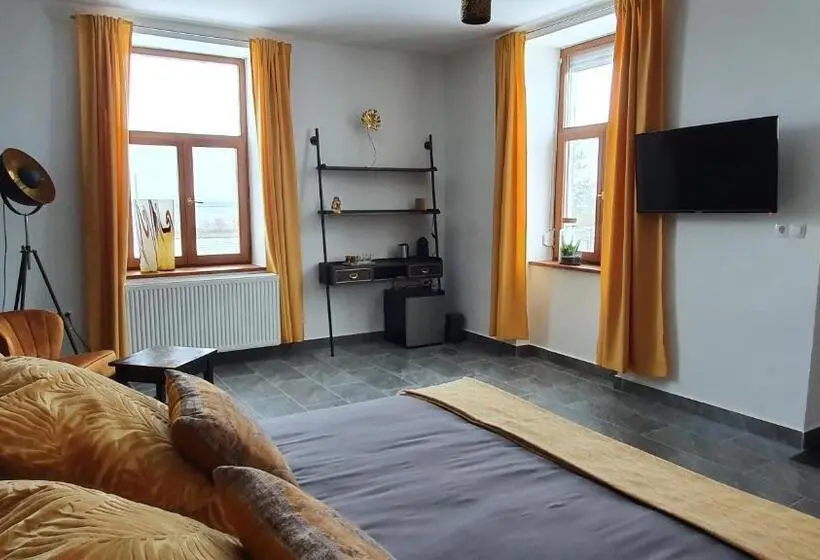 デラックスの４人部屋, Tisza White House