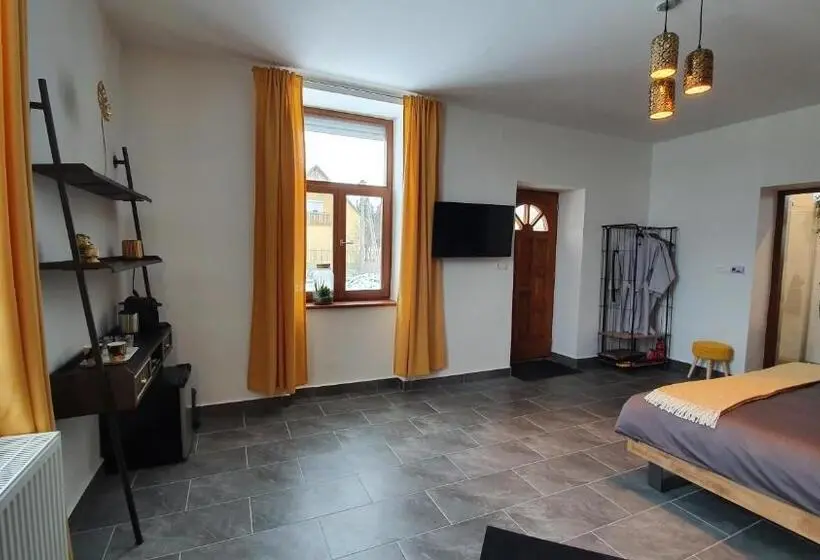 デラックスの４人部屋, Tisza White House