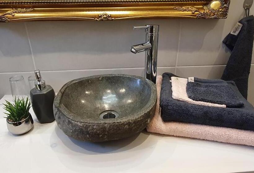 غرفة ديلوكس, Tisza White House