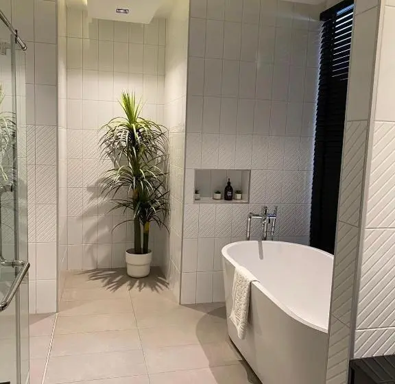 سوییت, M2 Hotel Waterside