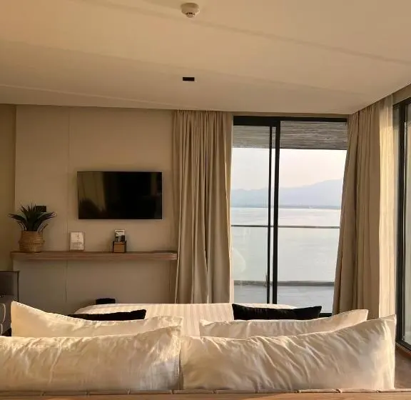 سوییت, M2 Hotel Waterside