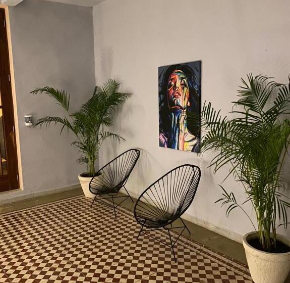 سوییت با چشم‌انداز استخر, Ito Yum Kaax