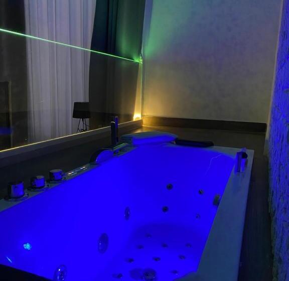 سوئیت با وان آب گرم, Salotto Toledo