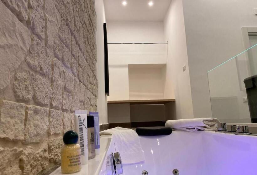 سوئیت با وان آب گرم, Salotto Toledo