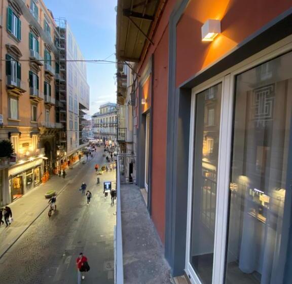 اتاق لوکس با تخت بزرگ, Salotto Toledo