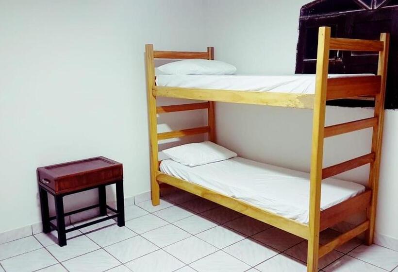 חדר בסיסי לשלושה, Casa Branca