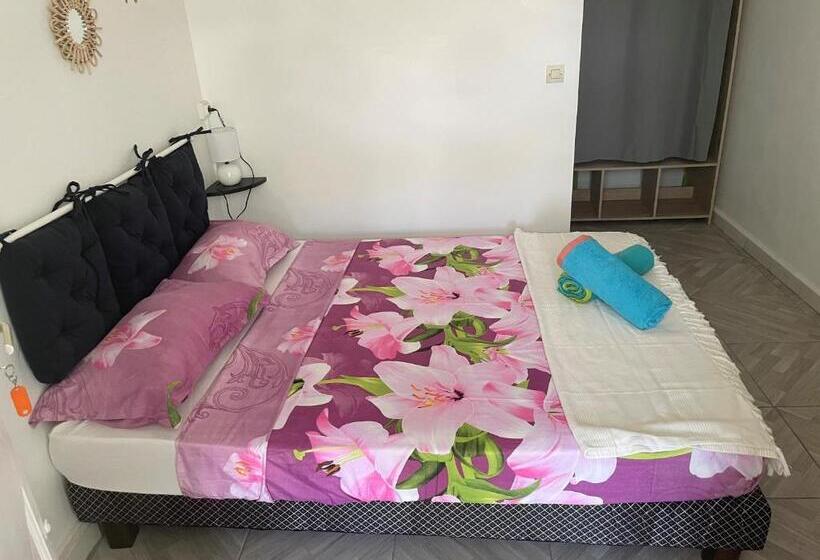 اتاق یک تخته با چشمانداز استخر, Residence Chez Marraine Maison Bertili